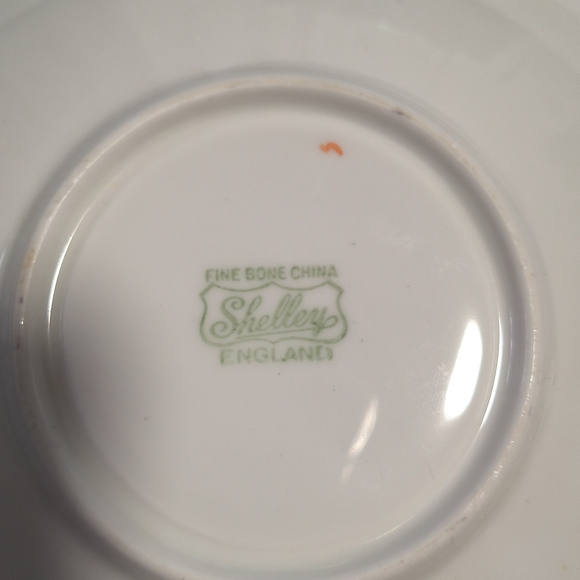 Fine Bone China Shelley Floral Teacup and Saucer Set with Gold Trim - Picture 3 of 5